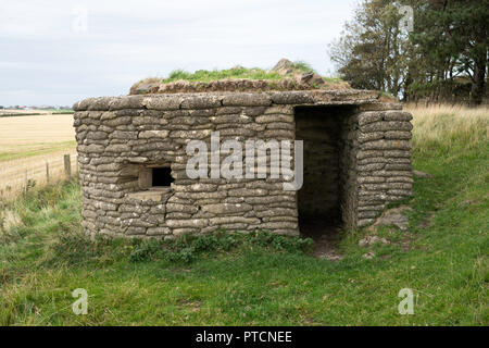 Seconda Guerra Mondiale scatola di pillole realizzati in calcestruzzo riempito sacchi di sabbia, vicino Craster, Northumberland, England, Regno Unito Foto Stock