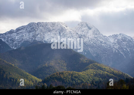 Giewont Mountain in polacco monti Tatra coperte di neve in autunno. Foto Stock