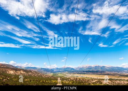 Inizio autunno vista attraverso le linee di alimentazione di Mt. Shavano; picchi collegiale; montagne rocciose; central Colorado; USA; da Spartan West Trail Foto Stock