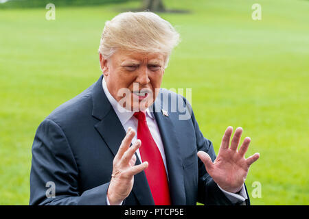 Il presidente statunitense Donald Trump si è fermato a parlare con la stampa come egli lascia la Casa Bianca a Washington DC via Marine uno sulla South Lawn. Foto Stock