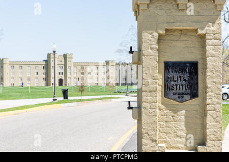 Lexington, Stati Uniti d'America - 18 Aprile 2018: VMI Virginia Military Institute ingresso sign in Virginia closeup campus universitario, nessuno Foto Stock