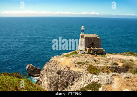 La torre e il lightscape di Punta Campanella a Sorrento e il paesaggio di Sorrento la penisola e Golfo di Napoli Italia Foto Stock