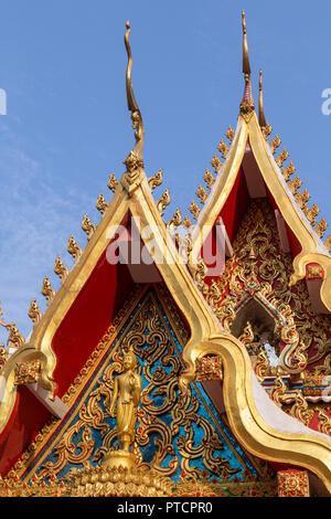 Close-up di ornati e intricato facciata e tetto del wat Buddhisti Chanthaburi (Chanthaboury) tempio di Vientiane, Laos, in una giornata di sole. Foto Stock