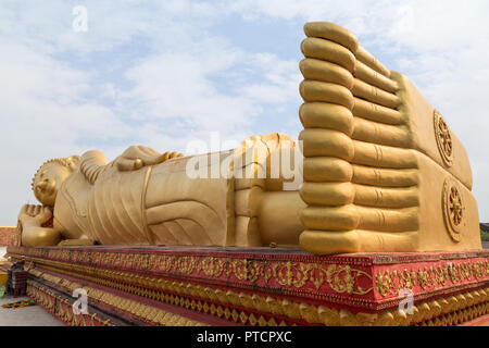 Grandi reclinabili dorato statua del Buddha al Wat That Luang Tai tempio di Vientiane, Laos. Foto Stock