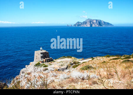 La torre e il lightscape di Punta Campanella a Sorrento e il paesaggio di Sorrento la penisola e Golfo di Napoli Italia Foto Stock