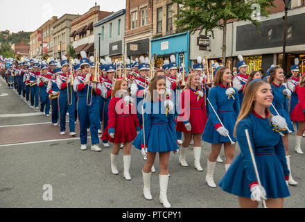 Morgantown High School cheer leader di troupe a Morgantown WV Foto Stock