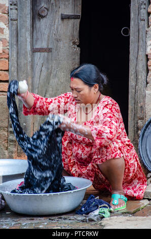 Donna nepalese il bucato a mano in Nepal Foto Stock