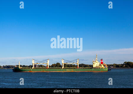 Nave in partenza dal Porto di Sorel sul fiume San Lorenzo, Quebec, Canada. Portarinfuse Strategic Explorer, Bandiera di Singapore (39,880 dwt) durante il tragitto verso il basso Foto Stock