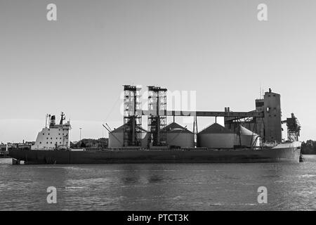 Una nave accanto al porto di Sorel sul fiume San Lorenzo, Quebec, Canada. Laker canadese / Porta rinfuse Tecumseh (29,984 dwt) Foto Stock