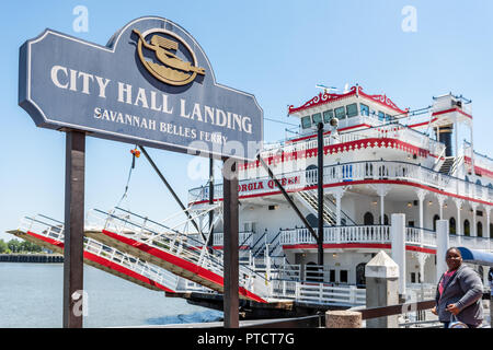 Savannah, Stati Uniti d'America - 11 Maggio 2018: Old Town River Street in Georgia meridionale famosa città, Red Queen nave da crociera belles traghetto, municipio sbarco Foto Stock