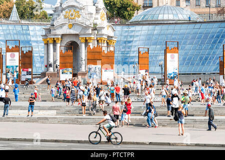 Kiev, Ucraina - 12 agosto 2018: vie di Kiev su piazza Indipendenza, Maidan Nezalezhnosti city, la folla di persone da un monumento, biciclette Foto Stock