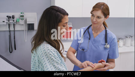 Senior Medical nurse utilizzando due dita di metodo per controllare la velocità del sangue del paziente Foto Stock