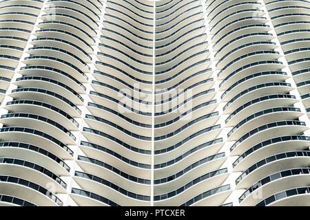Vista astratta su residential, Apartment Complex building con molte finestre e balconi in vetro durante la giornata di sole Foto Stock