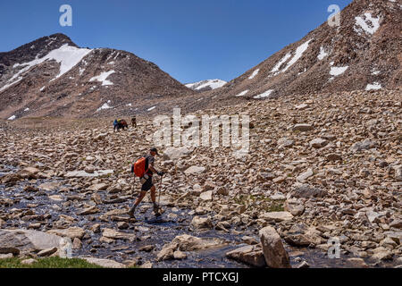 Spettacolari ad alta altitudine trek da Keng Shiber di Kara Jilga che passa il lago Zorkul e passeggiate nelle ombre del grande afgano del Pamir Pamir Mounta Foto Stock