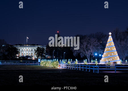 Washington DC, Stati Uniti d'America - 28 dicembre 2017: Casa bianca illuminata con albero di Natale prima di Capodanno con ornamento, illuminazione a ora buia notte Foto Stock