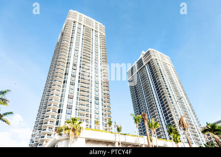 Miami Beach, Stati Uniti d'America - 5 Maggio 2018: residenziale, appartamento, residence, complesso condominiale di edifici e torri sul fronte spiaggia sulla Collins Avenue contro il cielo blu Foto Stock