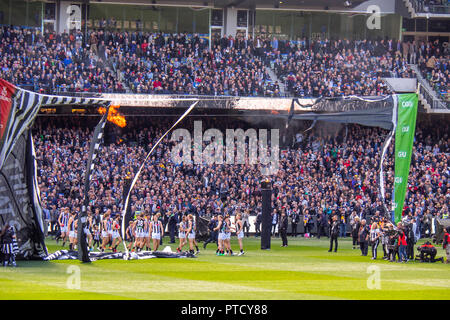 Strappata Collingwood football club banner in 2018 AFL Grand Final di MCG Melbourne Victoria Australia. Foto Stock