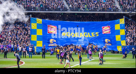 West Coast Eagles football club i calciatori in esecuzione attraverso banner a 2018 AFL Grand Final di MCG Melbourne Victoria Australia. Foto Stock