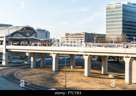 Tysons, Stati Uniti d'America - 26 Gennaio 2018: Tyson's Corner Mall alla metropolitana la stazione della metropolitana di Fairfax, Virginia da Mclean, vista aerea verso il basso della strada e autostrada, pendolari Foto Stock