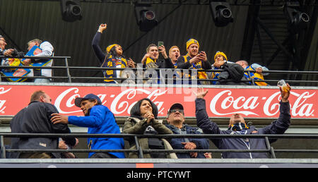 E e i sostenitori a piedi dopo il 2018 AFL Grand Final di MCG Melbourne Victoria Australia. Foto Stock