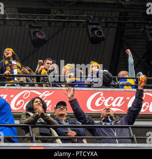 E e i sostenitori a piedi dopo il 2018 AFL Grand Final di MCG Melbourne Victoria Australia. Foto Stock