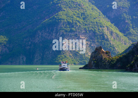 Traghetto per auto al serbatoio Koman, Liqeni i Komanit, Fiume Drin, Qark Shkodra, Albania Foto Stock