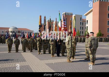 Col. James B. Bartholomees III (sinistra), comandante in entrata del 173rd Brigata Aerea, il Mag. Gen. Timothy P. McGuire (a destra), il vice comandante generale, U.S. Esercito e Europa Col. Gregorio K. Anderson (centro), comandante uscente durante la modifica del comando cerimonia alla Caserma del Din a Vicenza, Italia, Luglio 7, 2017. Il 173rd Brigata Aerea, con sede in Vicenza, Italia, è l'esercito di contingenza Forza di risposta in Europa ed è in grado di proiettare le forze per condurre la piena gamma delle operazioni militari su tutto il territorio degli Stati Uniti, europeo centrale e comandi africana " aree di responsabilità. Foto Stock