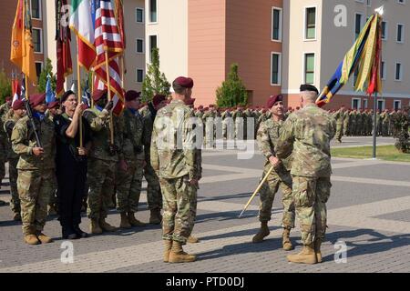 Col. Gregorio K. Anderson (al centro), il comandante uscente del 173rd Airborne Brigade passa la brigata di colori per il Mag. Gen. Timothy P. McGuire (a destra), il vice comandante generale, U.S. Esercito Europa, durante la modifica del comando cerimonia alla Caserma del Din a Vicenza, Italia, Luglio 7, 2017. Il 173rd Brigata Aerea, con sede in Vicenza, Italia, è l'esercito di contingenza Forza di risposta in Europa ed è in grado di proiettare le forze per condurre la piena gamma delle operazioni militari su tutto il territorio degli Stati Uniti, europeo centrale e comandi africana " aree di responsabilità. Foto Stock