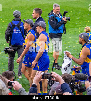 West Coast Eagles premiership i giocatori Mark LeCras Shannon Hurn e Lewis Jetta a 2018 AFL Grand Final di MCG Melbourne Victoria Australia. Foto Stock