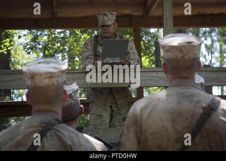 Stati Uniti Marine Corps Staff Sgt. Giacobbe Aguilar, senior drill instructor, plotone 2048, hotel azienda, 2a reclutare reggimento di formazione, mutandine reclute durante il crogiolo in Marine Corps reclutare Depot, Parris Island, S.C., Luglio 7, 2017. Il crogiolo è il test finale del tutto le reclute hanno imparato durante il reclutamento di processo di formazione durante la fase di testing di lavoro di squadra e la piccola unità di leadership. Foto Stock