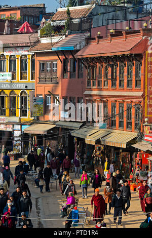 La vivace via dello shopping con i locali, ristoranti e negozi di souvenir, a piedi attorno alla Stupa Boudhanath, Kathmandu, Nepal Foto Stock