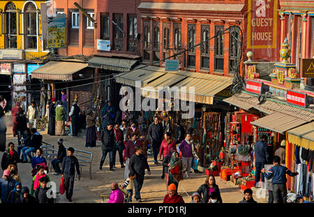 La vivace via dello shopping con i locali, ristoranti e negozi di souvenir, a piedi attorno alla Stupa Boudhanath, Kathmandu, Nepal Foto Stock