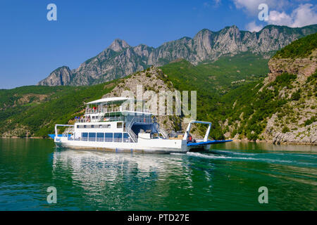 Traghetto per auto, Koman serbatoio, Liqeni i Komanit, Fiume Drin, Qark Shkodra, Albania Foto Stock