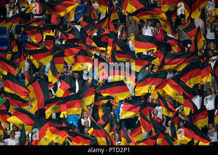 Molte le bandiere dei tifosi tedeschi, Wirsol Rhein-Neckar Arena, Baden-Württemberg, Germania Foto Stock