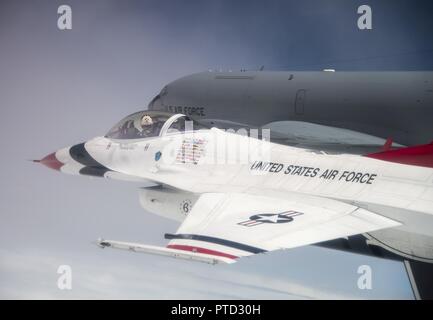 Il Mag. Whit Collins, Thunderbird #6, mosche accanto a U.S. Air Force KC-135 Stratotanker assegnato al centesimo Air Refuelling Wing, Royal Air Force Mildenhall, Inghilterra antenna durante il rifornimento di carburante Luglio 10, 2017. Gli Stati Uniti Air Force Thunderbirds ha sorvolato diverse basi e punti di riferimento in preparazione per il 2017 Royal International Air Tattoo essendo mantenuto a RAF Fairford, Inghilterra. Gli Stati Uniti Air Force sta celebrando il suo settantesimo anniversario. Foto Stock