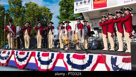 Soldati con gli Stati Uniti Esercito vecchia guardia Fife e Drum Corps, assegnato al 3D U.S. Reggimento di Fanteria (la vecchia guardia), partecipare nella città di Alessandria festa di compleanno a Oronoco Bay Park, ad Alexandria, Virginia, in data 8 luglio 2017. I soldati hanno aderito intrattenimenti musicali e gruppi in una celebrazione in onore di America il compleanno e il 268mo anniversario della città di Alessandria. Foto Stock