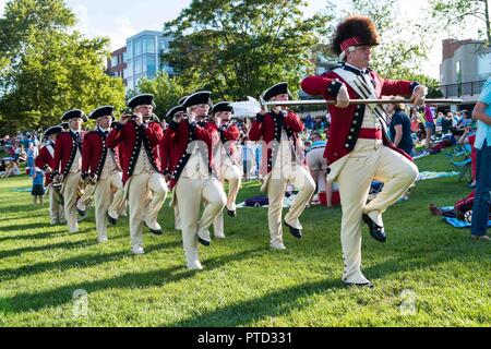 Soldati con gli Stati Uniti Esercito vecchia guardia Fife e Drum Corps, assegnato al 3D U.S. Reggimento di Fanteria (la vecchia guardia), partecipare nella città di Alessandria festa di compleanno a Oronoco Bay Park, ad Alexandria, Virginia, in data 8 luglio 2017. I soldati hanno aderito intrattenimenti musicali e gruppi in una celebrazione in onore di America il compleanno e il 268mo anniversario della città di Alessandria. Foto Stock