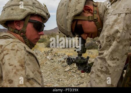 Lancia Cpl. Anthony Alamillo e Lance Cpl. Bryan Crow, malta di entrambi gli uomini con il secondo battaglione, 7° Reggimento Marines, 1° Divisione Marine, pratica esercitazioni di pistola durante un Marine Corps Combat Readiness Evaluation (MCCRE) a Marina di Massa aria centro di combattimento ventinove Palms, California, 8 luglio 2017. Il 2/7 MCCRE è in preparazione per la prossima distribuzione con lo speciale proposito Marine Air Ground Task Force. Foto Stock