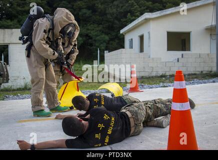 Stati Uniti Marine Corps Lance Cpl. Ivan Franck, chimico, biologico, radiologico e nucleare e specialista di difesa, utilizza il Tru Defender e Multirae dispositivo per individuare la fonte di una simulazione di pericolo CBRN a Pohang, Corea del Sud, 30 giugno 2017, durante la Marina Coreana il programma di esercizio 17-7. Lo scenario previsto negli Stati Uniti e ROK Marines con le competenze necessarie per rilevare e identificare le minacce CBRN insieme. KMEP è una continua formazione bilaterale di esercizio che promuove la stabilità nella penisola coreana e migliorare al contempo la Rok e alleanza DEGLI STATI UNITI. Franck è un nativo di Brooklyn, New York e con 3 M Foto Stock