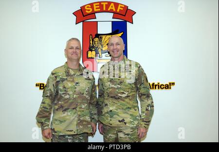 Brig. Gen. Paolo H. Pardew, sinistra, U.S. Esercito contraenti Expeditionary Command comandante generale e Col. Howard "Clint' Kirk IV, U.S. Army Africa capo del personale, posa per una fotografia nell'USARAF comandante sala conferenze durante una recente visita alla Caserma Ederle a Vicenza, Italia Luglio 11, 2017. Foto Stock