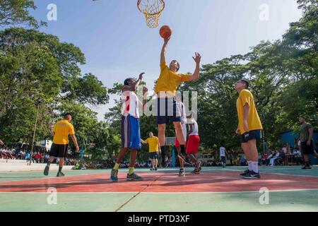 CHENNAI, India (11 luglio 2017) Nimitz Carrier Strike gruppo marinai giocare a basket contro gli studenti dalla YMCA College di educazione fisica a Chennai, in India durante la partecipazione a una comunità progetto relazioni durante il Malabar 2017. Il Malabar 2017 è il più recente di una serie continua di esercizi tra la Marina indiana, Japan Maritime Self Defence Force e U.S. La marina che è cresciuta in termini di portata e complessità nel corso degli anni per affrontare la varietà condiviso di minacce alla sicurezza marittima nell'Indo-Asia-regione del Pacifico. Foto Stock