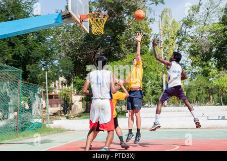 CHENNAI, India (11 luglio 2017) Nimitz Carrier Strike gruppo marinai giocare a basket contro gli studenti dalla YMCA College di educazione fisica a Chennai, in India durante la partecipazione a una comunità progetto relazioni durante il Malabar 2017. Il Malabar 2017 è il più recente di una serie continua di esercizi tra la Marina indiana, Japan Maritime Self Defence Force e U.S. La marina che è cresciuta in termini di portata e complessità nel corso degli anni per affrontare la varietà condiviso di minacce alla sicurezza marittima nell'Indo-Asia-regione del Pacifico. Foto Stock