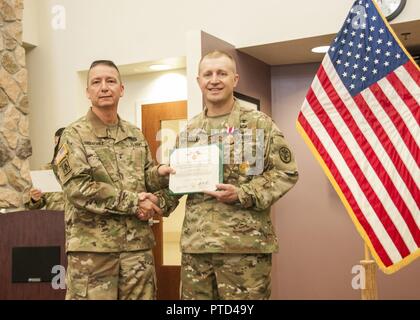 WHITE SANDS MISSILE RANGE, New Mexico - Brig. Gen. Eric Sanchez, comandante generale, White Sands Missile Range, presenta Col. Brian Weisgram, comandante uscente, McAfee esercito degli Stati Uniti Health Clinic, WSMR, con il servizio meritevole medaglia per la sua performance come comandante di McAfee Health Clinic dal luglio 2016 al luglio 2017 durante un cambiamento di cerimonia di comando dove Weisgram rinunciato il comando della clinica di Lt. Col. Kirsten Swanson a White Sands Missile Range, 7 luglio. Foto Stock