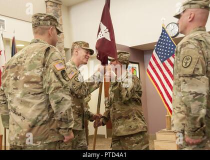 WHITE SANDS MISSILE RANGE, New Mexico - Col. John A. Smyrski III, commander, William Beaumont Army Medical Center, presenta il McAfee esercito degli Stati Uniti Health Clinic i colori di Lt. Col. Kirsten Swanson, comandante in arrivo, McAfee U.S. Army Health Clinic, durante un cambiamento di cerimonia di comando dove Col. Brian Weisgram rinunciato a comando della clinica a Swanson a White Sands Missile Range, Nuovo Messico, 7 luglio. La clinica è parte del William Beaumont Army Medical Center System per la salute ed è la sola clinica che serve White Sands Missile Range, una missione che può includere più di 3,5 Foto Stock