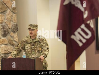 WHITE SANDS MISSILE RANGE, New Mexico - Col. Brian Weisgram, comandante uscente, McAfee esercito degli Stati Uniti Health Clinic, indirizzi e spettatori durante un cambiamento di cerimonia di comando dove Weisgram rinunciato il comando della clinica di Lt. Col. Kirsten Swanson a White Sands Missile Range, Nuovo Messico, 7 luglio. La clinica è parte del William Beaumont Army Medical Center System per la salute ed è la sola clinica che serve White Sands Missile Range, una missione che può includere più di 3.500 beneficiari, active-dovere soldati, dipendenti e pensionati. Foto Stock