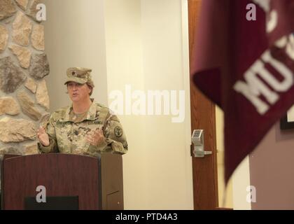 WHITE SANDS MISSILE RANGE, New Mexico - Lt. Col. Kirsten Swanson, comandante in arrivo, McAfee esercito degli Stati Uniti Health Clinic, indirizzi e spettatori durante un cambiamento di cerimonia di comando dove Col. Brian Weisgram rinunciato a comando della clinica a Swanson a White Sands Missile Range, Nuovo Messico, 7 luglio. La clinica è parte del William Beaumont Army Medical Center System per la salute ed è la sola clinica che serve White Sands Missile Range, una missione che può includere più di 3.500 beneficiari, active-dovere soldati, dipendenti e pensionati. Foto Stock