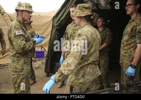 Warrant Officer Classe 2 Bernadette Serong, la società sergente maggiore per la prima società chirurgiche, secondo lo stato di salute generale battaglione, xvii Servizio di combattimento brigata di supporto, dà istruzioni finali all Esercito Australiano i medici prima di una massa casualty esercizio a Williamson campo aria, Shoalwater Bay Area Formazione, Queensland, Australia, 8 luglio 2017 durante il talismano di Saber 17. Esercito Australiano soldati con xvii brigata CSS condotta una massa-casualty esercizio in aria di Williamson ospedale da campo di pratica Ruolo 2 advanced trauma care e le procedure che vengono utilizzati in un ambiente distribuito. Esercizi come talismano Sa Foto Stock