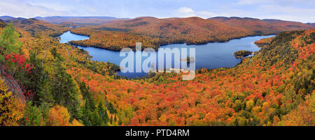 Mont Tremblant National Park vista panoramica con i colori autunnali, Canada Foto Stock