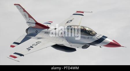 Stati Uniti Air Force Thunderbird n. 8 vola vicino la formazione per consentire la loro assegnati fotoreporter per scattare fotografie dello squadrone, 10 luglio 2017 oltre il Regno Unito. Thunderbird n. 8 è il solo biposto F-16 Fighting Falcon nel volo designato per la fotografia aerea. Foto Stock