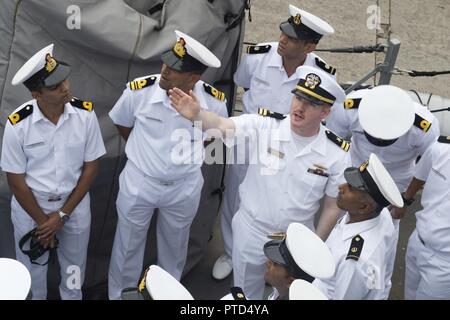 CHENNAI, India (12 luglio 2017) Lt. Christopher Massa, danno il controllo assistente a bordo del Arleigh Burke-class guidato-missile destroyer USS Howard (DDG 83), dà un tour per i marinai dalla Marina militare indiana a bordo di Howard. Howard è attualmente distribuito negli Stati Uniti 7 flotta area di operazioni. Gli Stati Uniti Marina ha pattugliato il Indo-Asia-Pacifico di routine per più di 70 anni regionale di promozione della pace e della sicurezza. Foto Stock